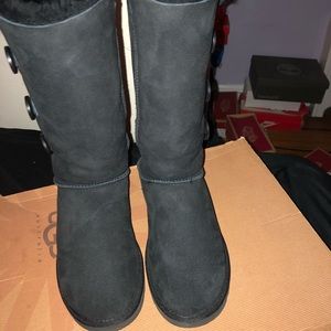 bailey button triplet black uggs